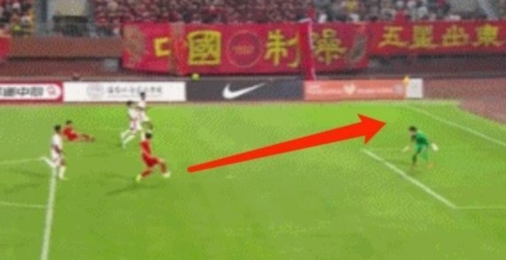 国少单刀机会躲开对手门将，解说吐槽：这球怎么能躲昵？