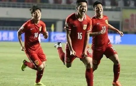 吾米提江后场出球被踢倒裁判亮黄牌