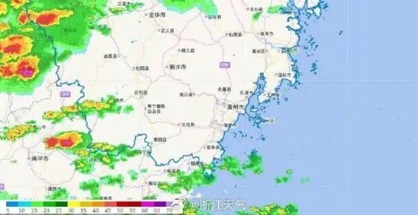 大雨逼停航班，球队发布会改在夜半钟声中举行