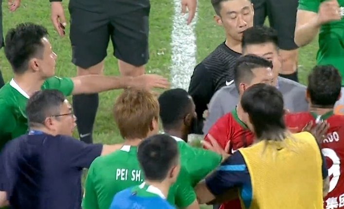 以劝架为名多次踩踏裁判，他被禁赛7个月