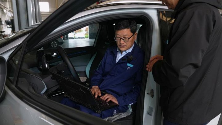 汽修师傅免费帮库尼亚修车，后者发视频为师傅宣传门店服务