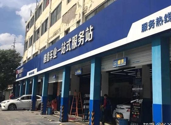 汽修师傅免费帮库尼亚修车，后者发视频为师傅宣传门店服务