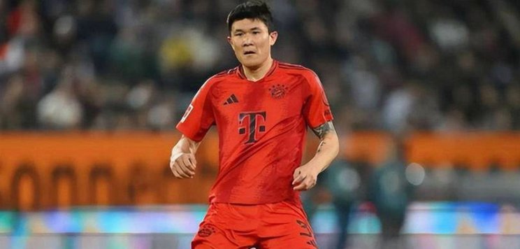 拜仁结束韩国行后，金玟哉作为东道主请拜仁全队吃炸鸡