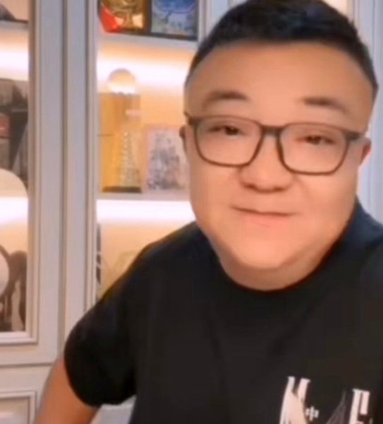 董路最大的贡献就是更有利于防止球员改年龄，从小看到大