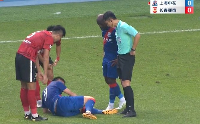 坤指导通过后场控球倒脚把卡塔尔队拉爆了