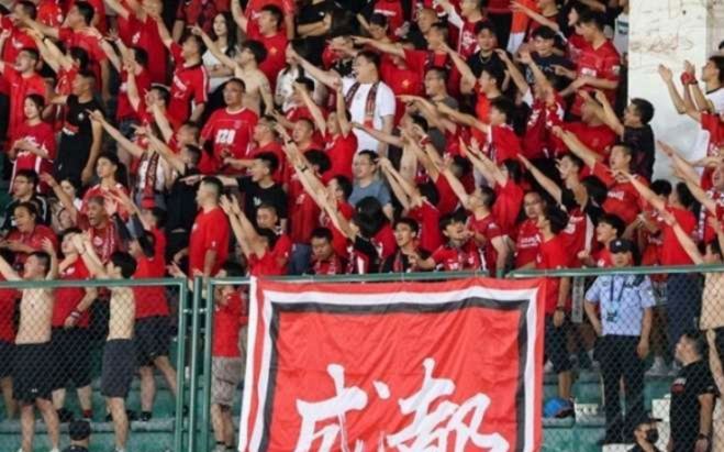 争冠压力下，蓉城球迷为何总归咎对手？